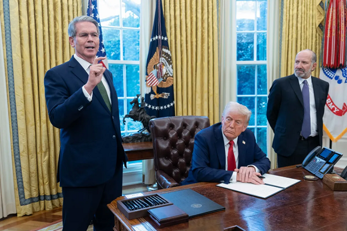 Kiên định với chính sách '3-3-3', quân sư của ông Trump tuyên bố sẽ tập trung kiểm soát lợi suất trái phiếu, chưa động đến Fed
